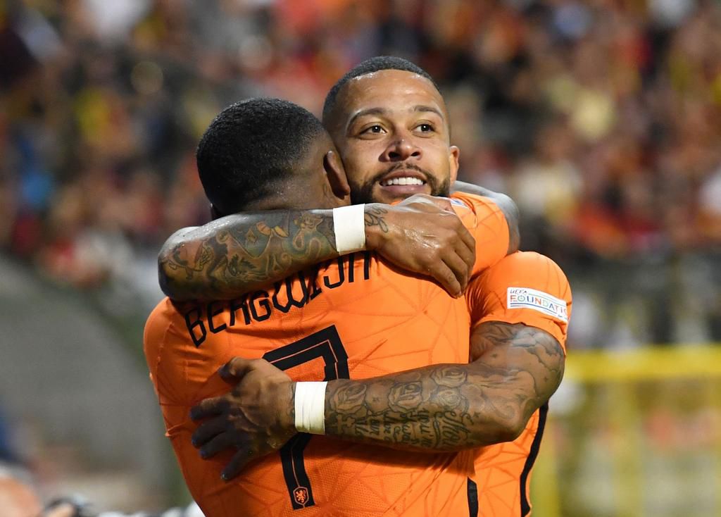 Depay and Bergwijn in warm embrace after destroying Belgium.