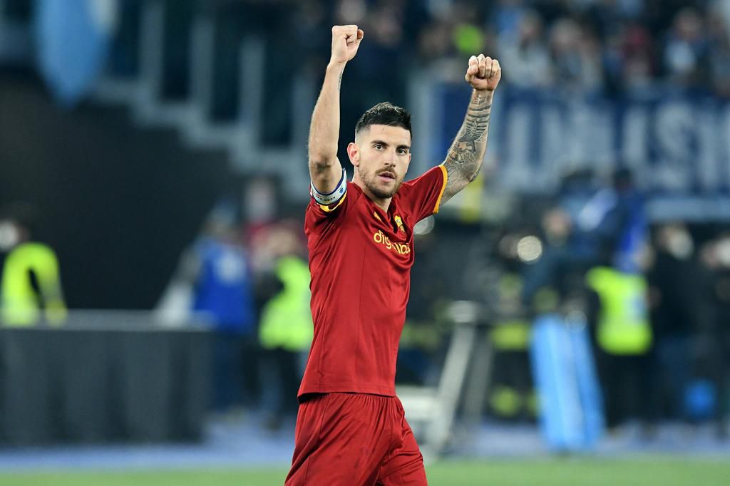 Lorenzo Pellegrini celebrates scoring Roma's third goal against Lazio