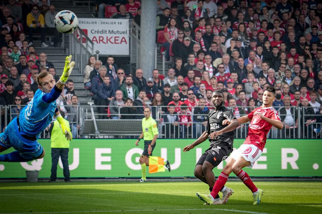 Terem Moffi fires his first goal against Brest.