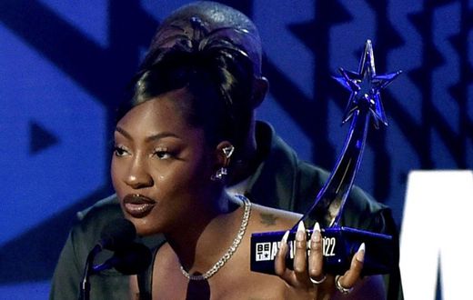 Tems accepting her award at the 2022 BET