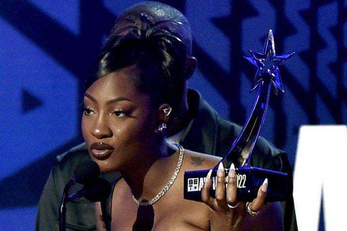 Tems accepting her award at the 2022 BET