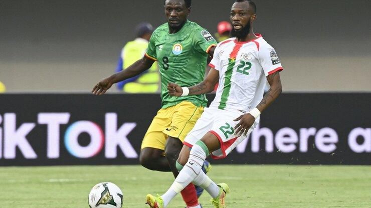 Ethiopia's Amanuel Yohannes chase down Burkina Faso's Ibrahim Toure in their 1-1 draw