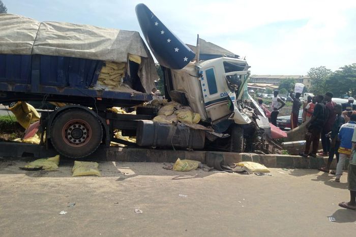 Truck crushes 4 vehicles on Abuja-Nyanya, Keffi Expressway.