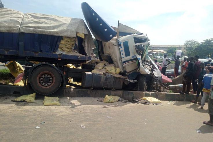 Truck crushes 4 vehicles on Abuja-Nyanya, Keffi Expressway.
