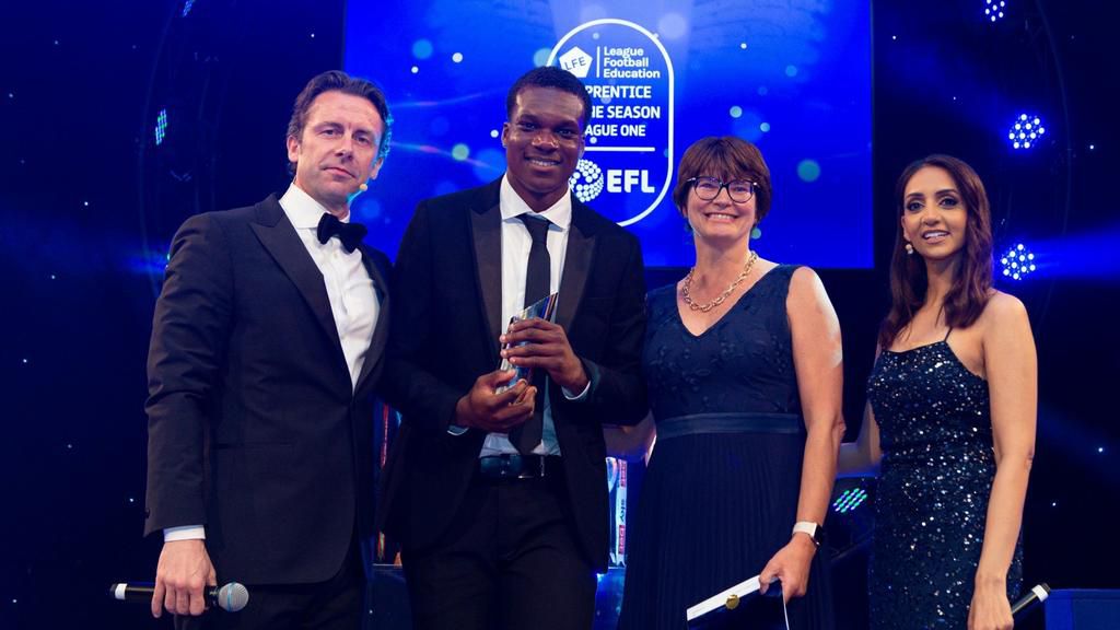 Deji Elewere wins League One Apprentice of the Year with Charlton