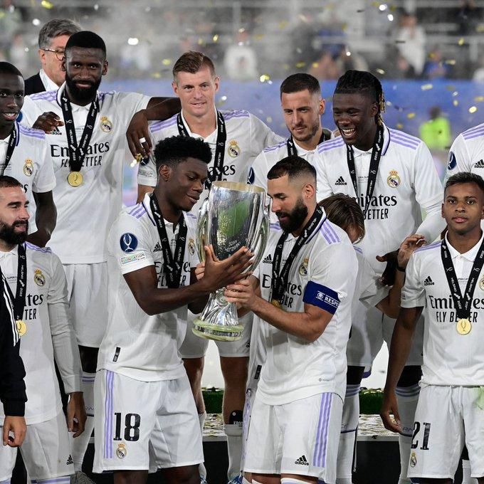 Les joueurs du Réal de Madrid avec le trophée de la super coupe