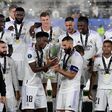 Les joueurs du Réal de Madrid avec le trophée de la super coupe