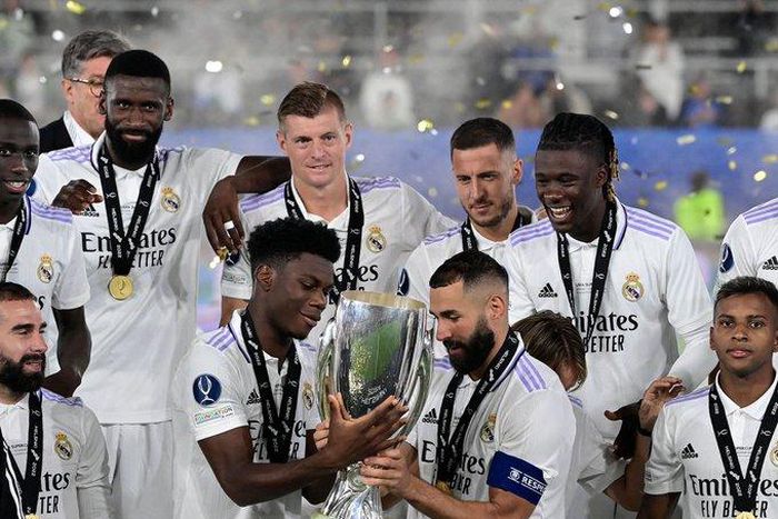 Les joueurs du Réal de Madrid avec le trophée de la super coupe