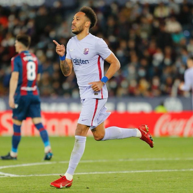 Luuk De Jong scores as Barcelona came from behind to defeat Levante 3-2 in La Liga