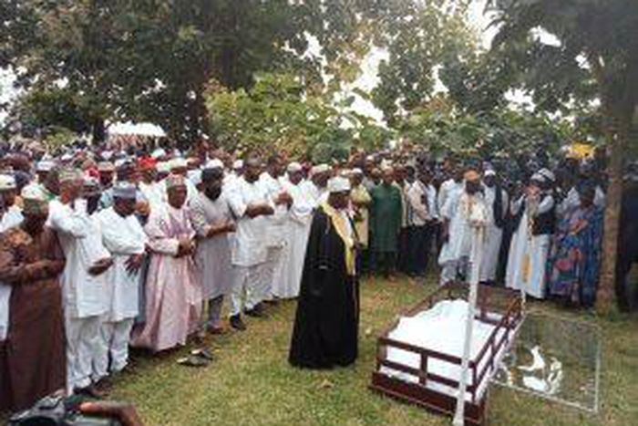 Chief Imam of Ila-Orangun, Dr Abdulhammed Salahudeen, leading prayers for late Tafa Balogun