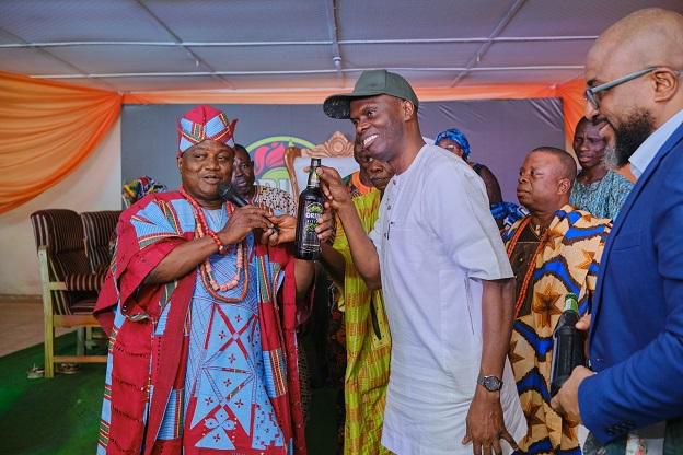 Orijin donates millions to indigenes at Osun Osogbo Festival