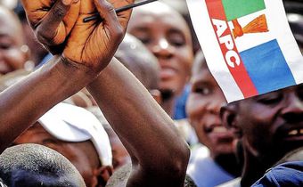 A supporter of the All Progressive Congress (APC) holds up the sign of President Muhammadu Buhari's re-election campaign [Twitter/@BuhariCentre]