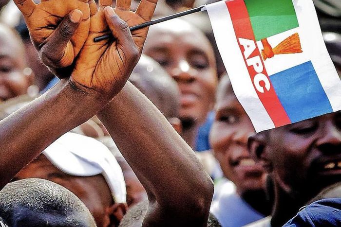 A supporter of the All Progressive Congress (APC) holds up the sign of President Muhammadu Buhari's re-election campaign [Twitter/@BuhariCentre]