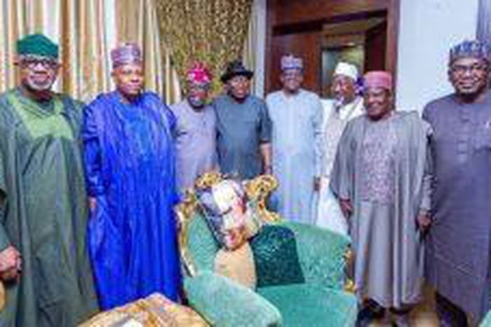 SEN. BOLA TINUBU, ALL PROGRESSIVES CONGRESS (APC) 2023 PRESIDENTIAL CANDIDATE, HIS VICE-PRESIDENTIAL RUNNING MATE AND SOME APC GOVERNORS AND FORMER PRESIDENT GOODLUCK JONATHAN ON TUESDAY NIGHT IN ABUJA AT JONATHAN’S RESIDENCE (NAN)