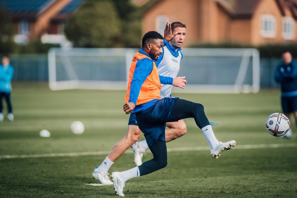 Emmanuel Dennis training with Nottingham Forest om Thursday.
