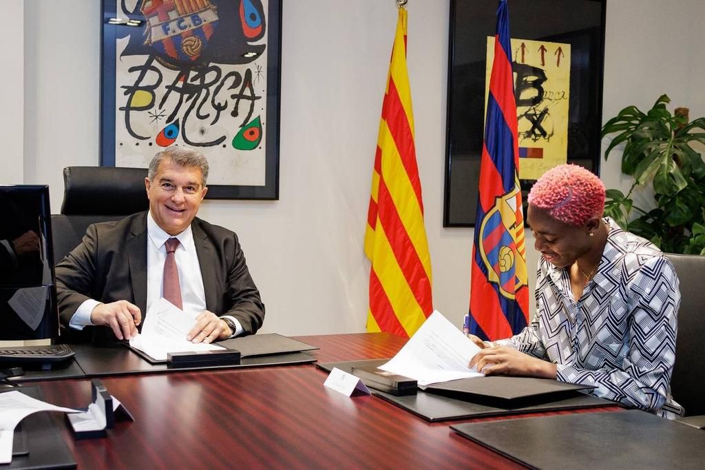 Asisat Oshoala signed her contract extension with Laporta present