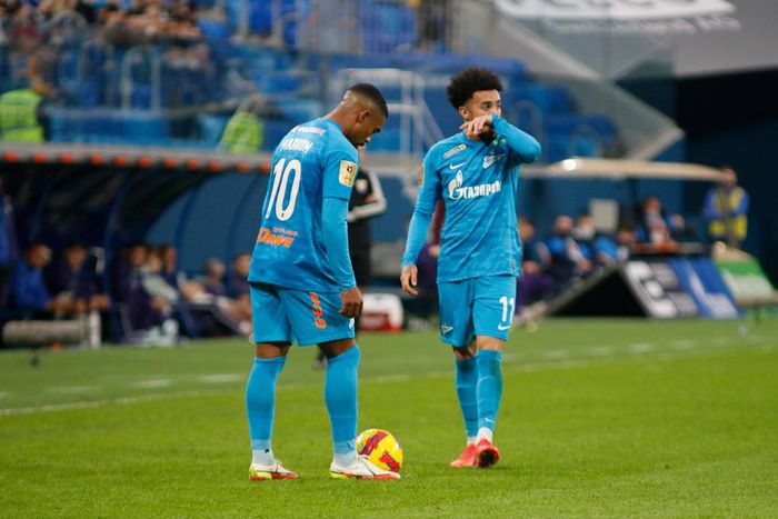 Malcom (L) and Claudinho (R) standing over a freekick for Zenit