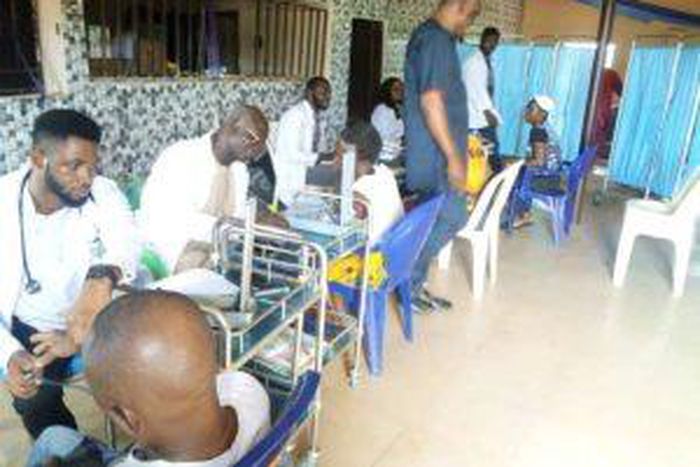 Members of NMA rendering medical services to flood victims in Anambra. [NAN]