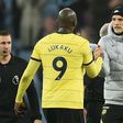 Chelsea boss Thomas Tuchel (R) shakes hands with Romelu Lukaku