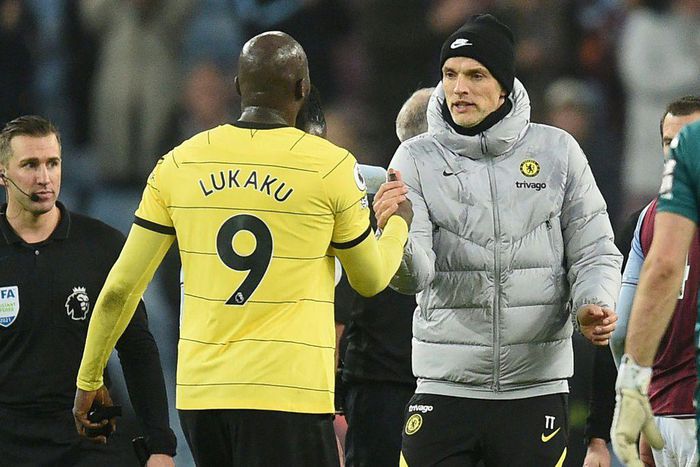 Chelsea boss Thomas Tuchel (R) shakes hands with Romelu Lukaku