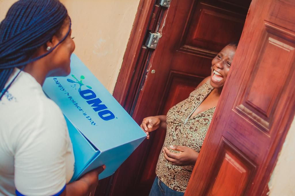 OMO celebrates a mother with a personalised gift prize in Lagos State (2)
