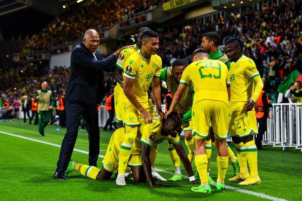 Moses Simon celebrates with Nantes teammates and coach