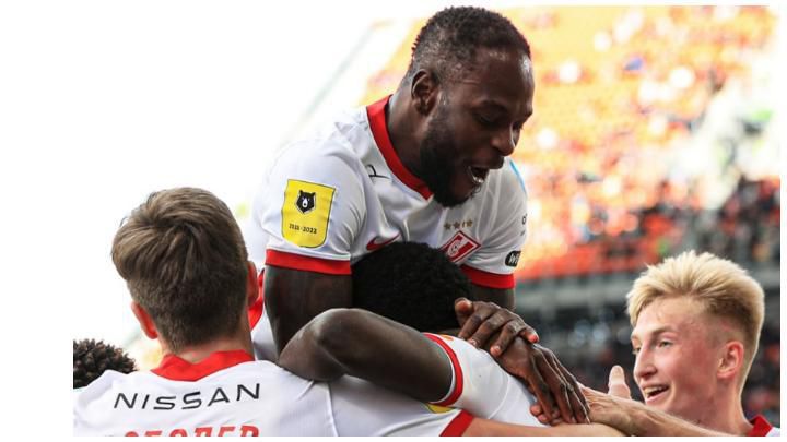 Victor Moses celebrates with his teammates.