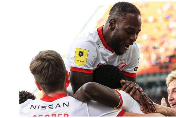 Victor Moses celebrates with his teammates.