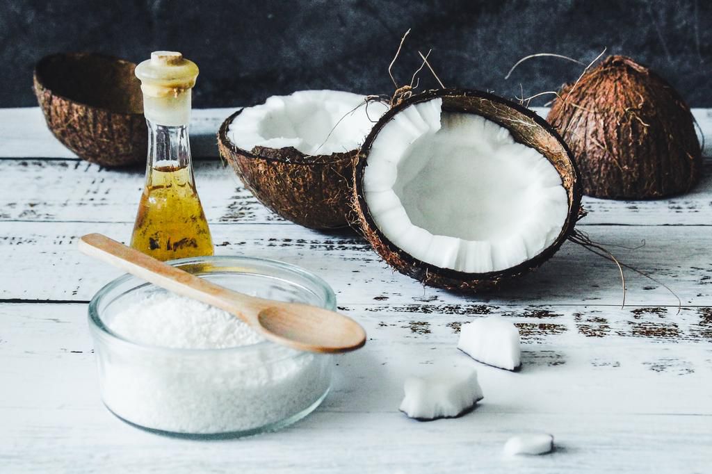 Coconut oil helps to hydrate the skin