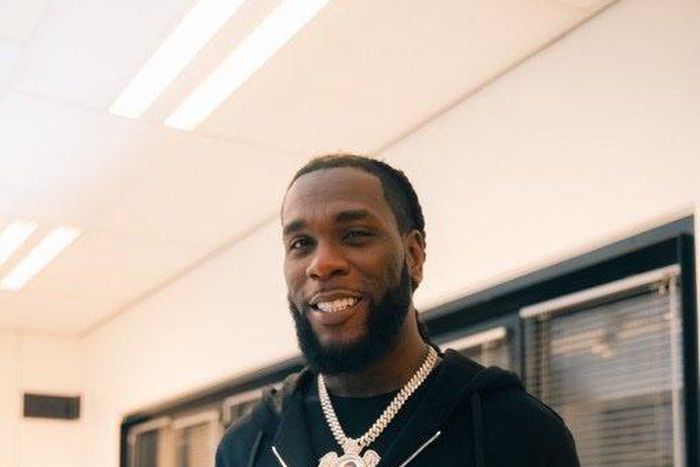 Burna Boy reçoit une plaque spéciale pour avoir rempli le Ziggo Dôme