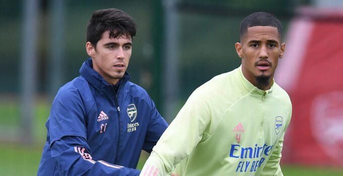 Carlos Cuesta works individually with Arsenal players