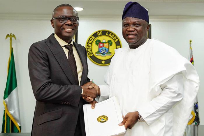 Babajide Sanwo-Olu shakes hands with Akinwunmi Ambode [Twitter/@jidesanwoolu]