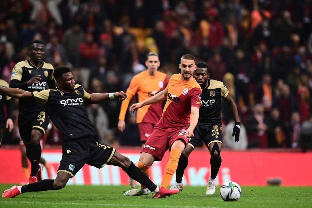 Berkan Kutlu (C) of Galatasaray and Philip Awuku (L), Azubuike Okechukwu (R) of Yeni Malatyaspor during the Turkish Super League football match between Galatasaray and Yeni Malatyaspor