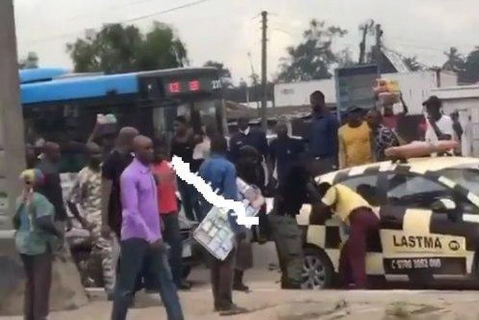 Two policemen have been captured beating up a LASTMA official at a busy bus-stop in Lagos. One of the police officers reportedly disobeyed a traffic rule.