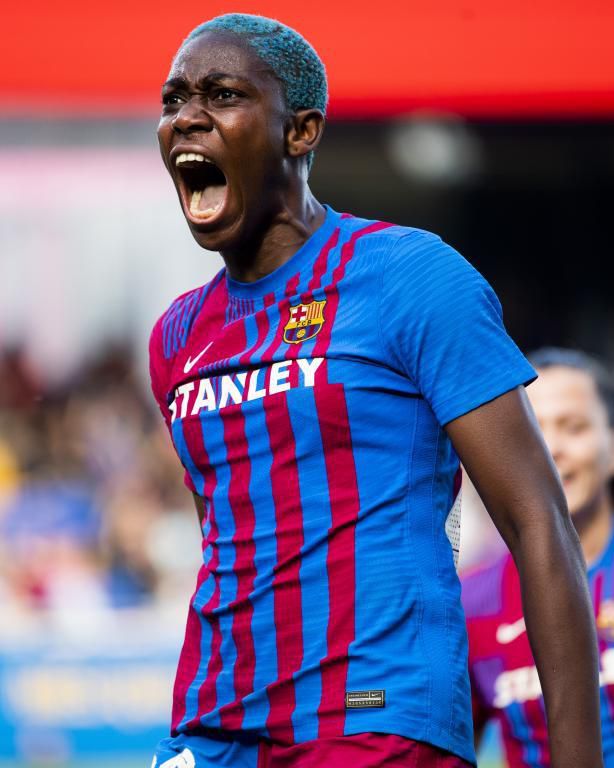 Asisat Oshoala celebrates Pichichi with Barcelona Femeni teammates ahead of Champions League final