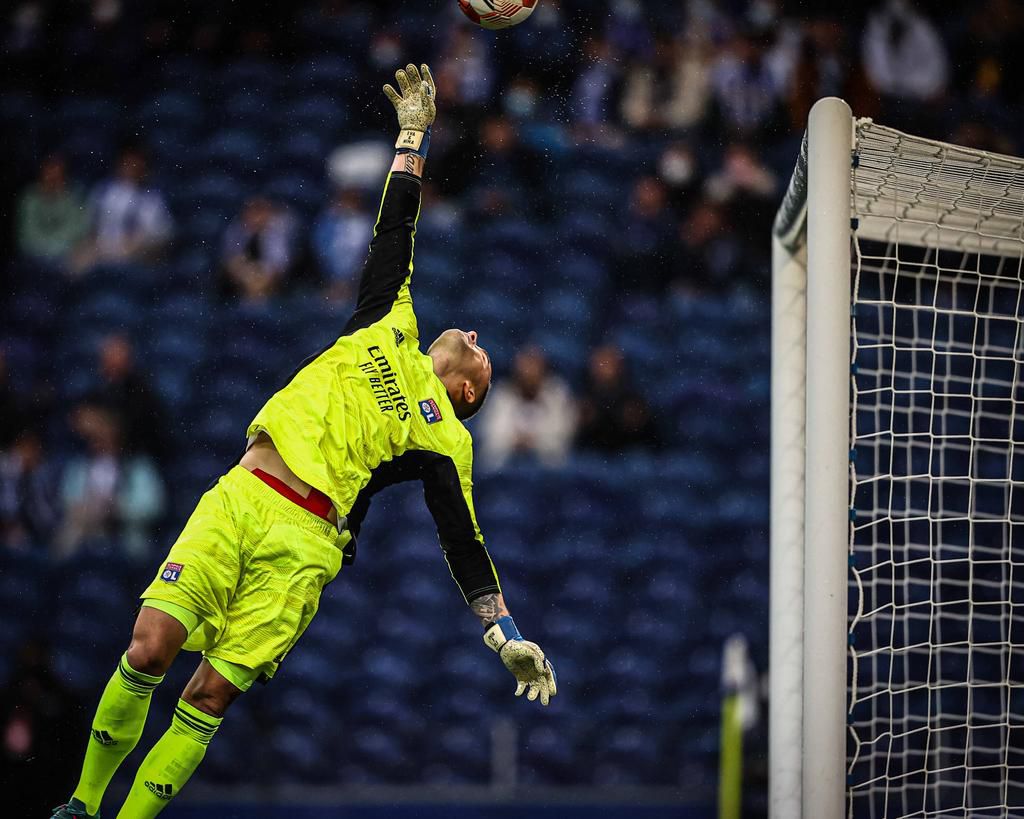 Lopes pulls off an elastic save to deny Pepe