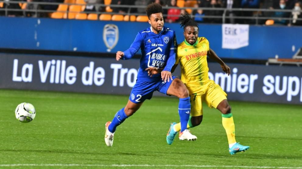 Simon Moses was caged for 90 minutes by Troyes defense.