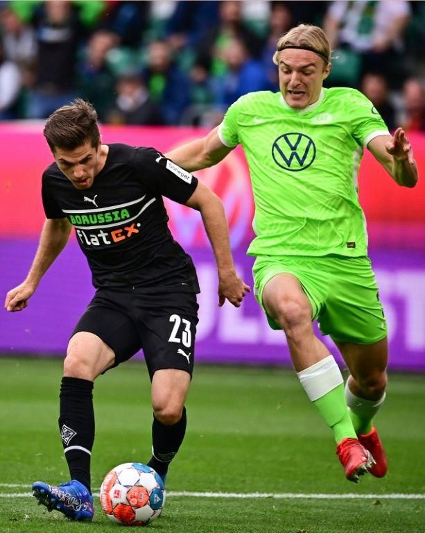 Jonas Hofmann (L) scores Moenchengladbach's second goal at Wolfsburg