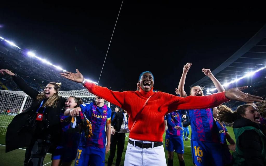 Asisat Oshoala and her Barcelona teammates
