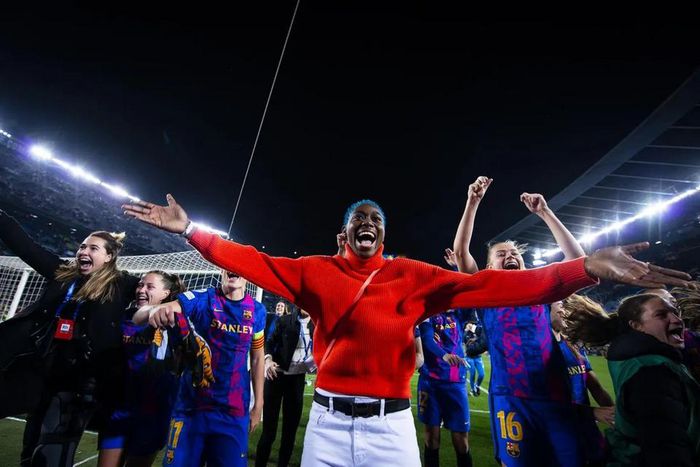 Asisat Oshoala and her Barcelona teammates