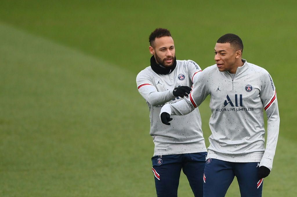 Neymar (left) jokes with Paris Saint-Germain forward Kylian Mbappe (right) during training on Thursday.