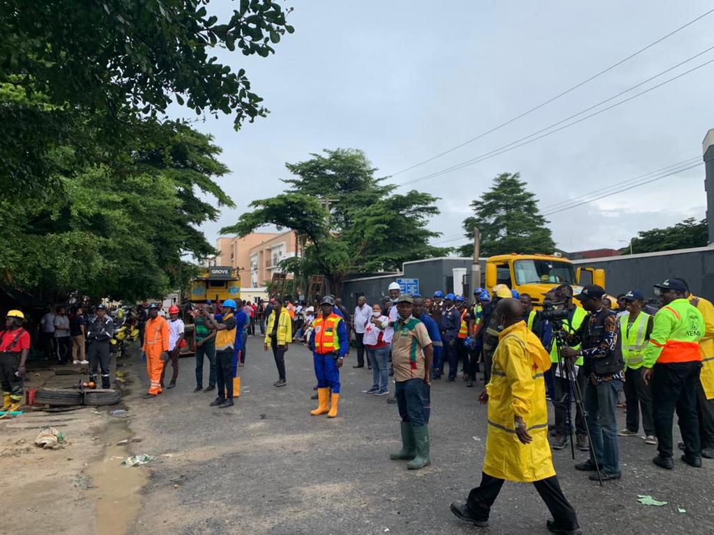 Emergency responders at the site of the building that collapsed in Lekki, Lagos. (Pulse)