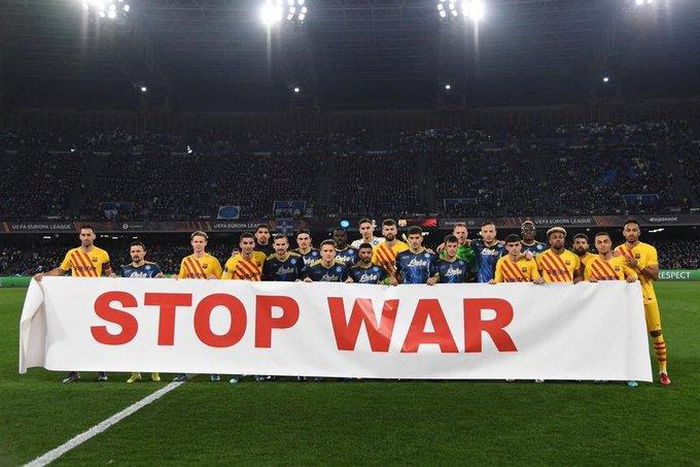 Barcelona and Napoli players came together before kick-off