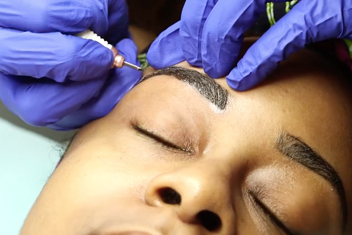 Microblading eyebrows