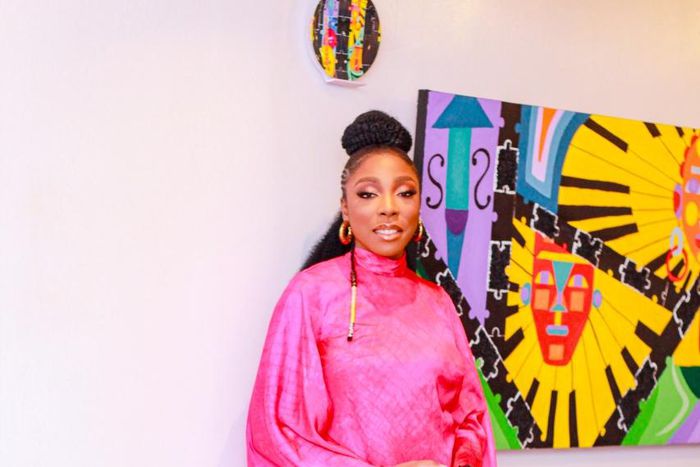 Nissi Ogulu with her painting