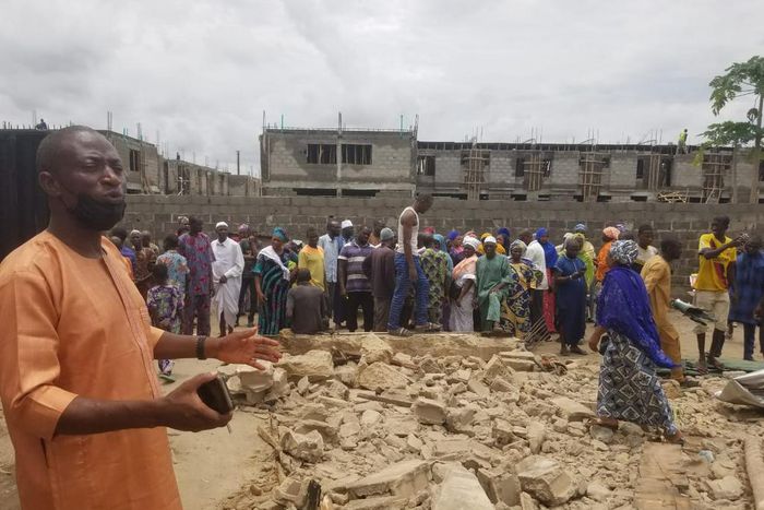 One of the landlords, Alhaji Adebisi Akande and sympathizers who came to commiserate with him over the demolition of his property. (Pulse)