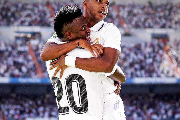 Vinicius and Rodrygo embrace.