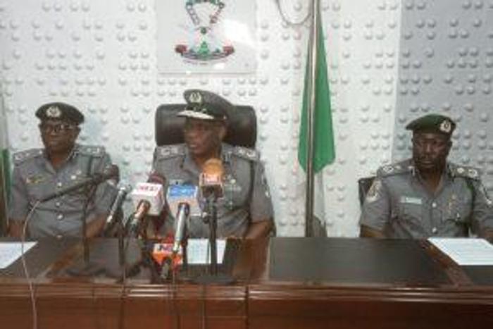 Comptroller Malanta Yusuf, middle, flanked by officers in the command. [NAN]