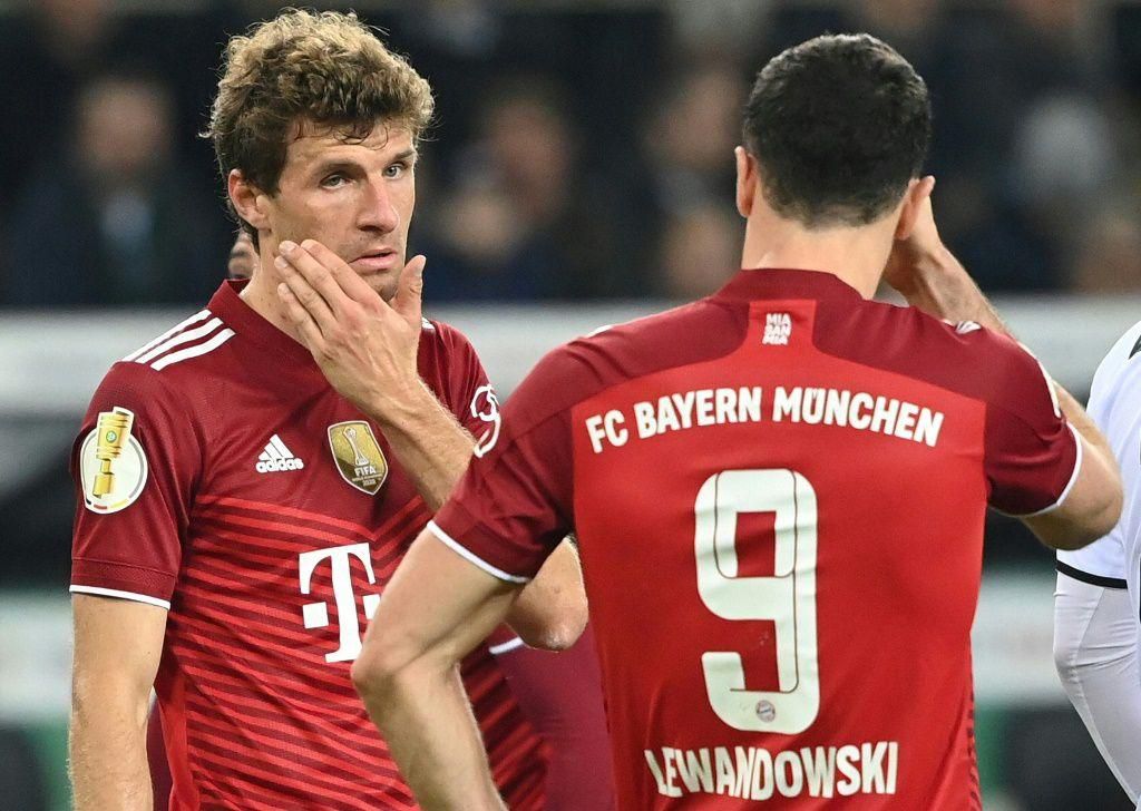 Thomas Mueller (L) backs Bayern Munich team-mate Robert Lewandowski (R) to win the Ballon d'Or on Monday