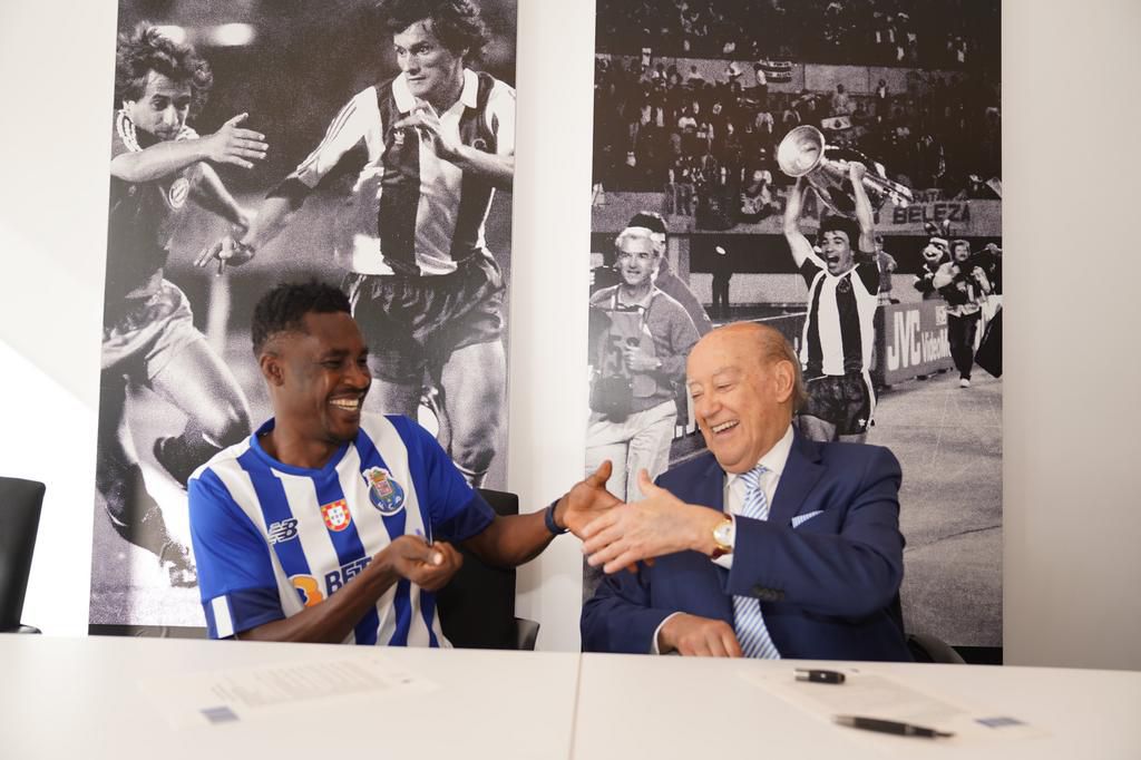 Zaidu Sanusi renews contract with FC Porto